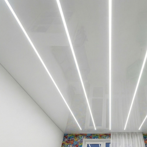 Монтаж глянцевого потолка со световыми линиями в комнате