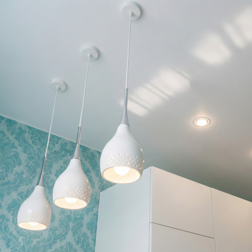 Монтаж сатинового натяжного потолка на кухне с точечными и подвесными светильниками