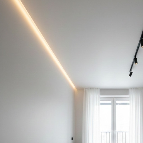 Сатиновый натяжной потолок с парящим профилем и трековым освещением