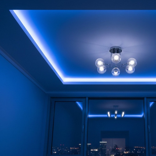 Монтаж натяжного потолка с нишей и RGB-подсветкой по периметру в гостиной