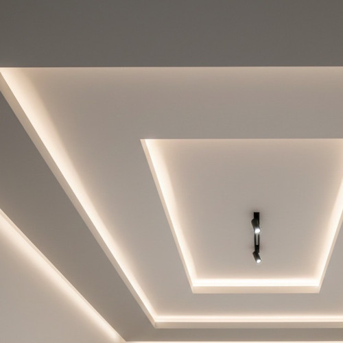 Многоуровневый натяжной потолок с контурной подсветкой и трековым светом