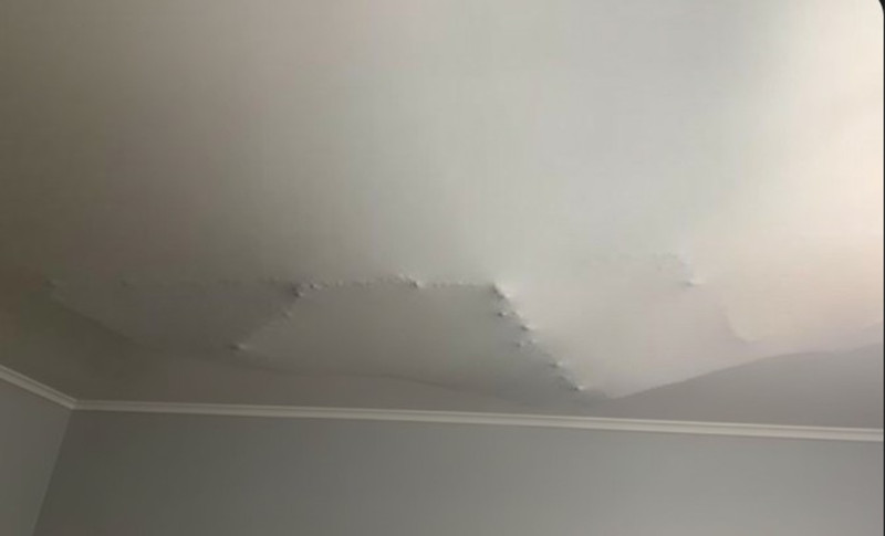 Упавшие предметы на натяжной потолок