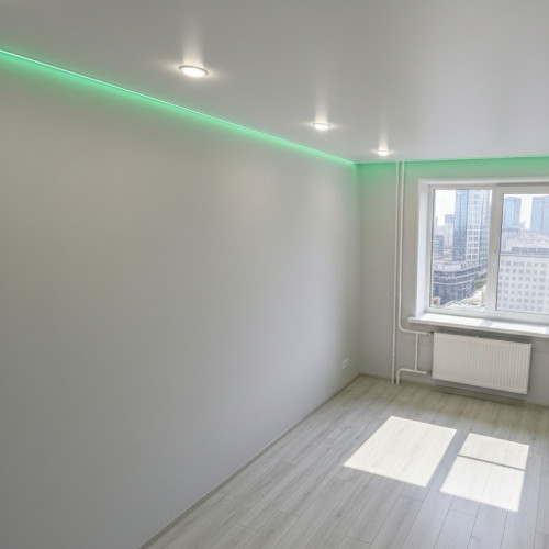 Монтаж парящего натяжного потолка с RGB-подсветкой в комнате