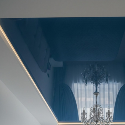 Монтаж потолка с глянцевой вставкой и нишей под скрытую подсветку в спальне