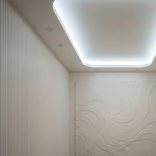 Двухуровневый натяжной потолок с подсветкой и точечными светильниками