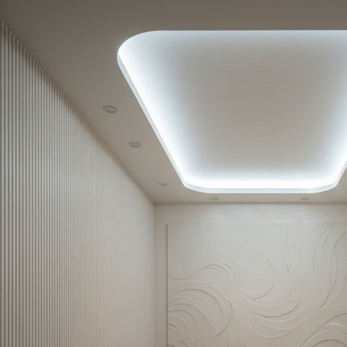 Двухуровневый натяжной потолок с подсветкой и точечными светильниками