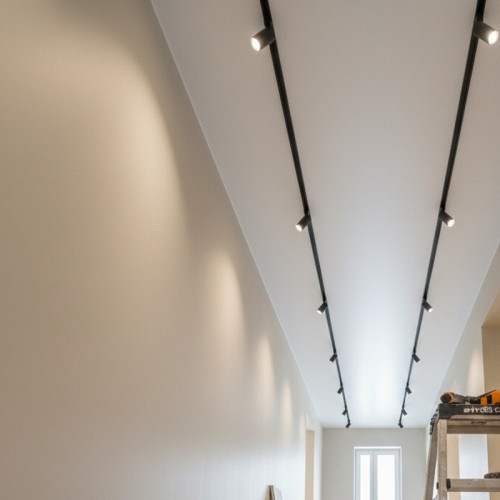 Монтаж негорючего натяжного потолка в коридоре с двумя трековыми линиями и спотами