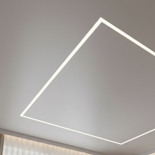 Монтаж сатинового натяжного потолка со световой линией в спальне