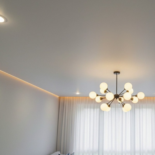 Монтаж парящего натяжного потолка с RGB-подсветкой в гостиной