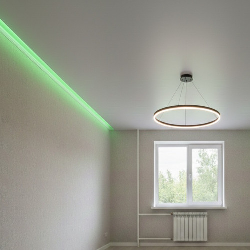 Монтаж парящего натяжного потолка с RGB-подсветкой и подвесным светильником