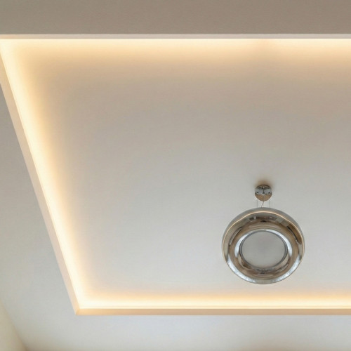 Монтаж потолка в два уровня с нишей под контурную подсветку в гостиной