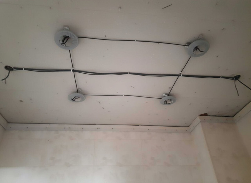 Бетонный потолок с проводкой